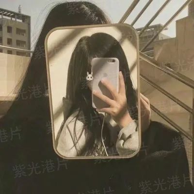 不易亲近的姐姐和狡猾的妹妹