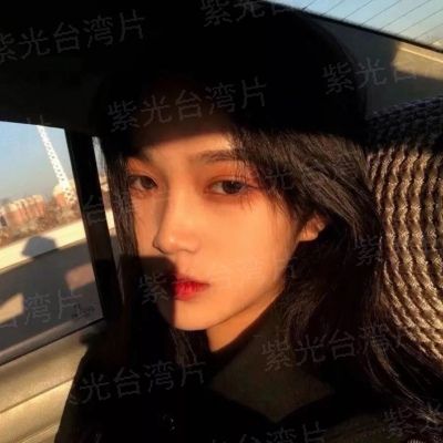 她背后的那双手